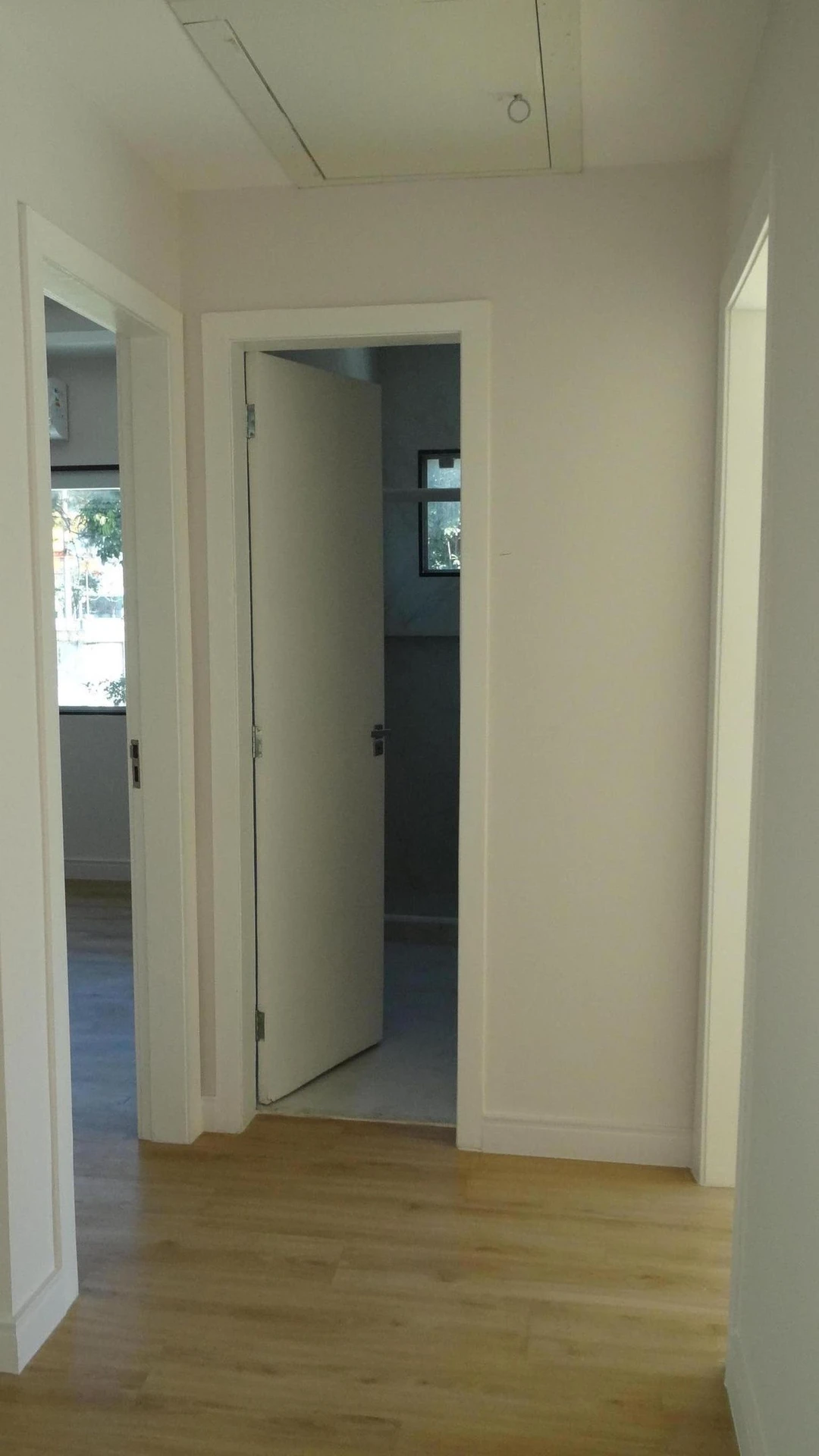 Casa de 384 m² com janelas do piso ao teto e varanda gourmet — photo 102