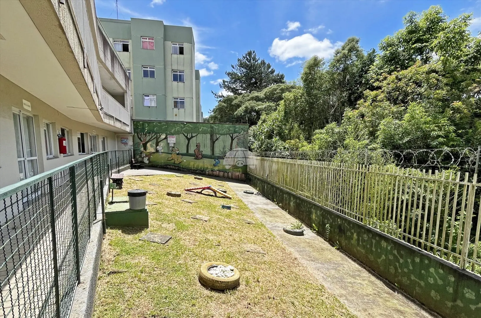 Balcony with a grill in a 2-bedroom apartment, 47 m² — photo 26