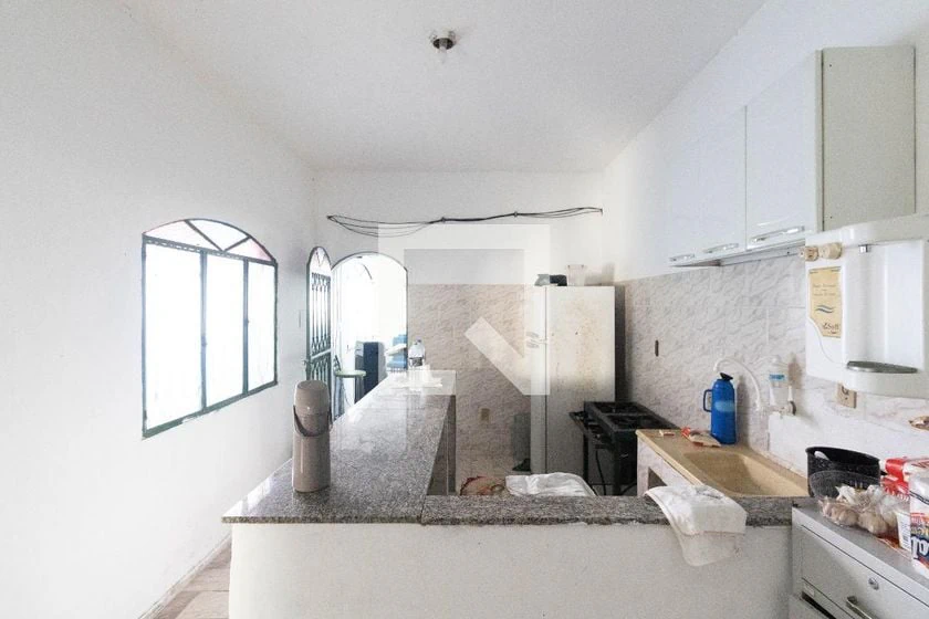Casa com 2 quartos, cozinha separada e 80 m²