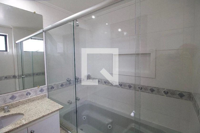 147 m² apartment with a home office and a bathtub — photo 20