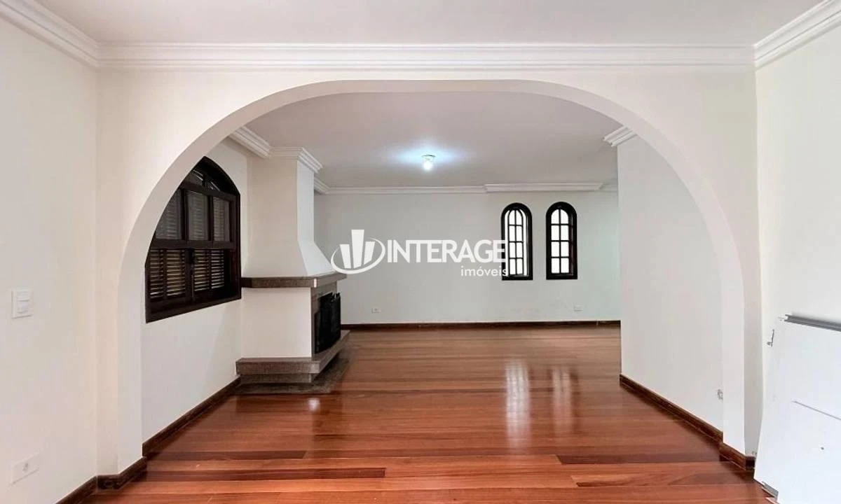 Wood or laminate floors in a 4-bedroom house, 200 m² — photo 3