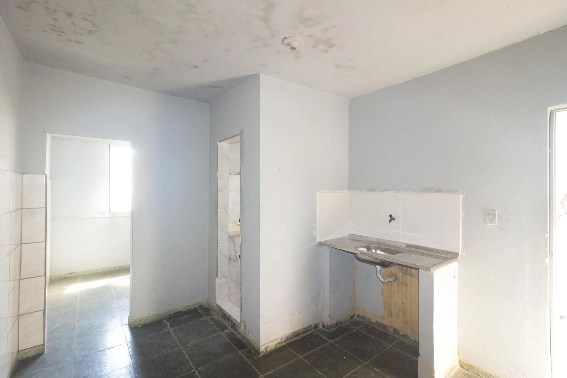 1-bedroom unfurnished studio with 1 bathroom and parking — photo 2