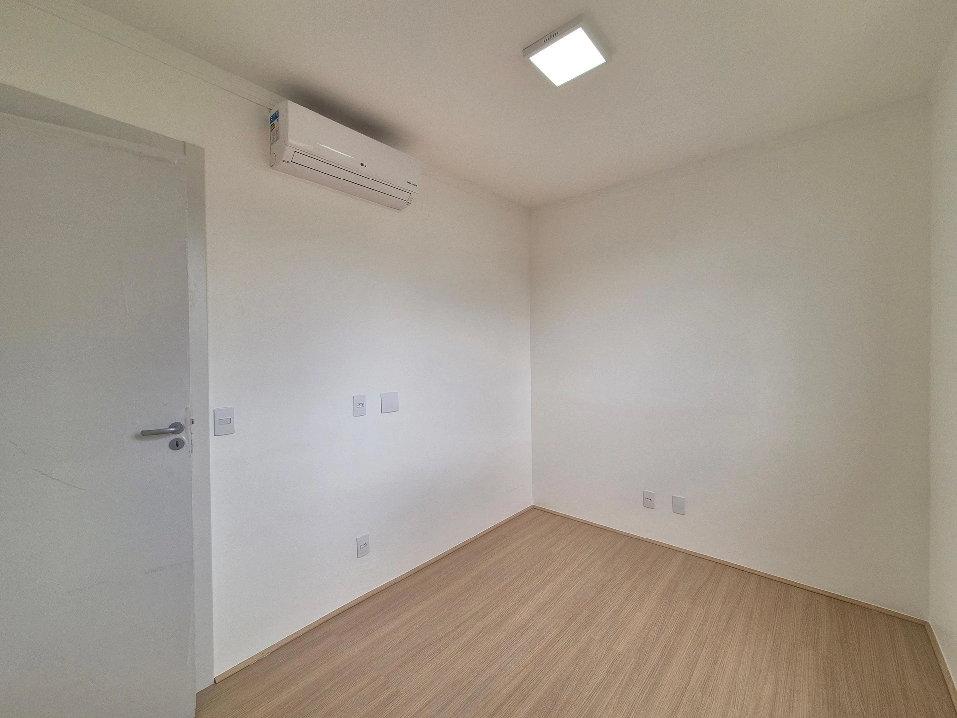 2-bedroom apartment in a building with a gym — photo 20
