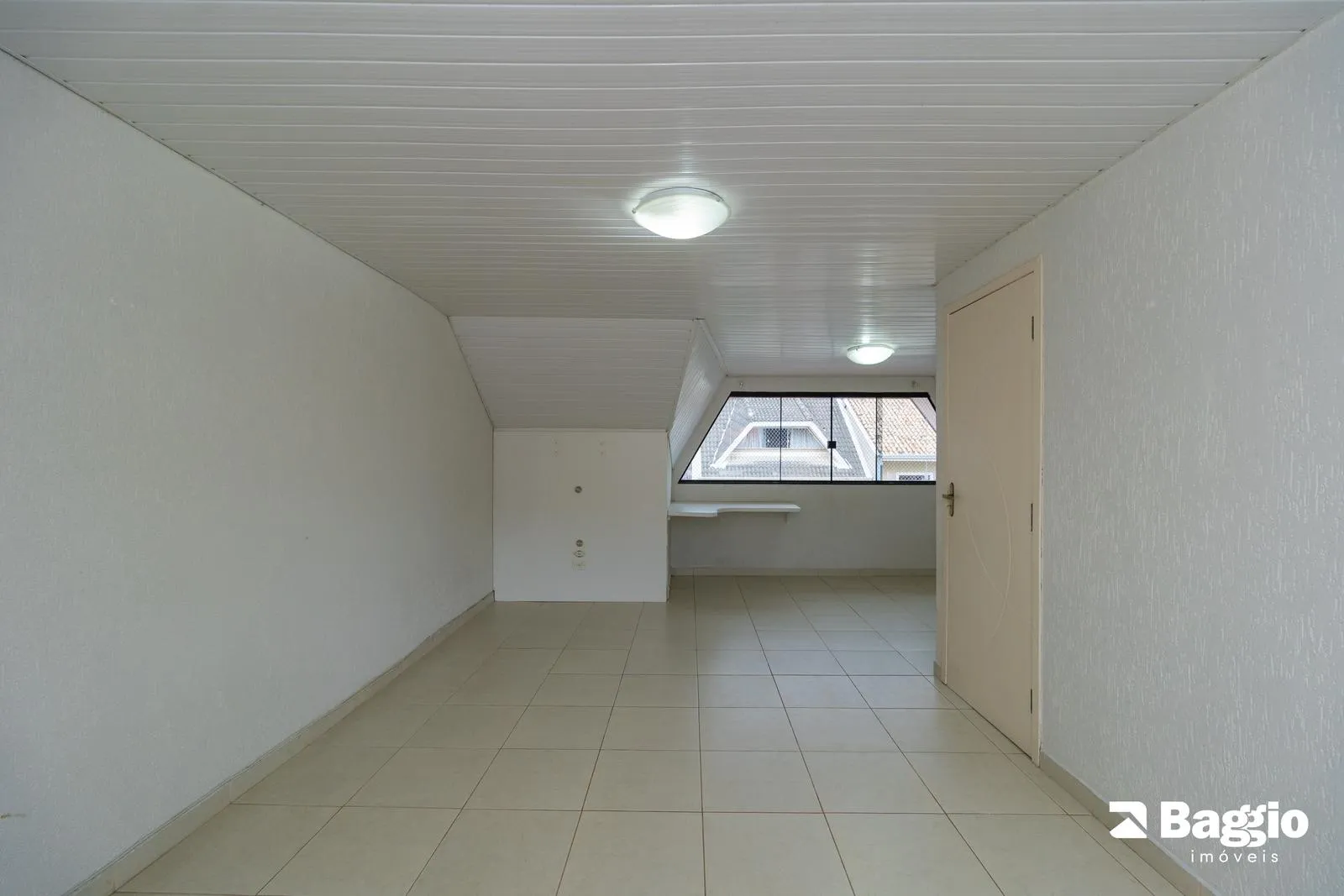 Balcony with a grill in a 3-bedroom house, 118 m² — photo 61