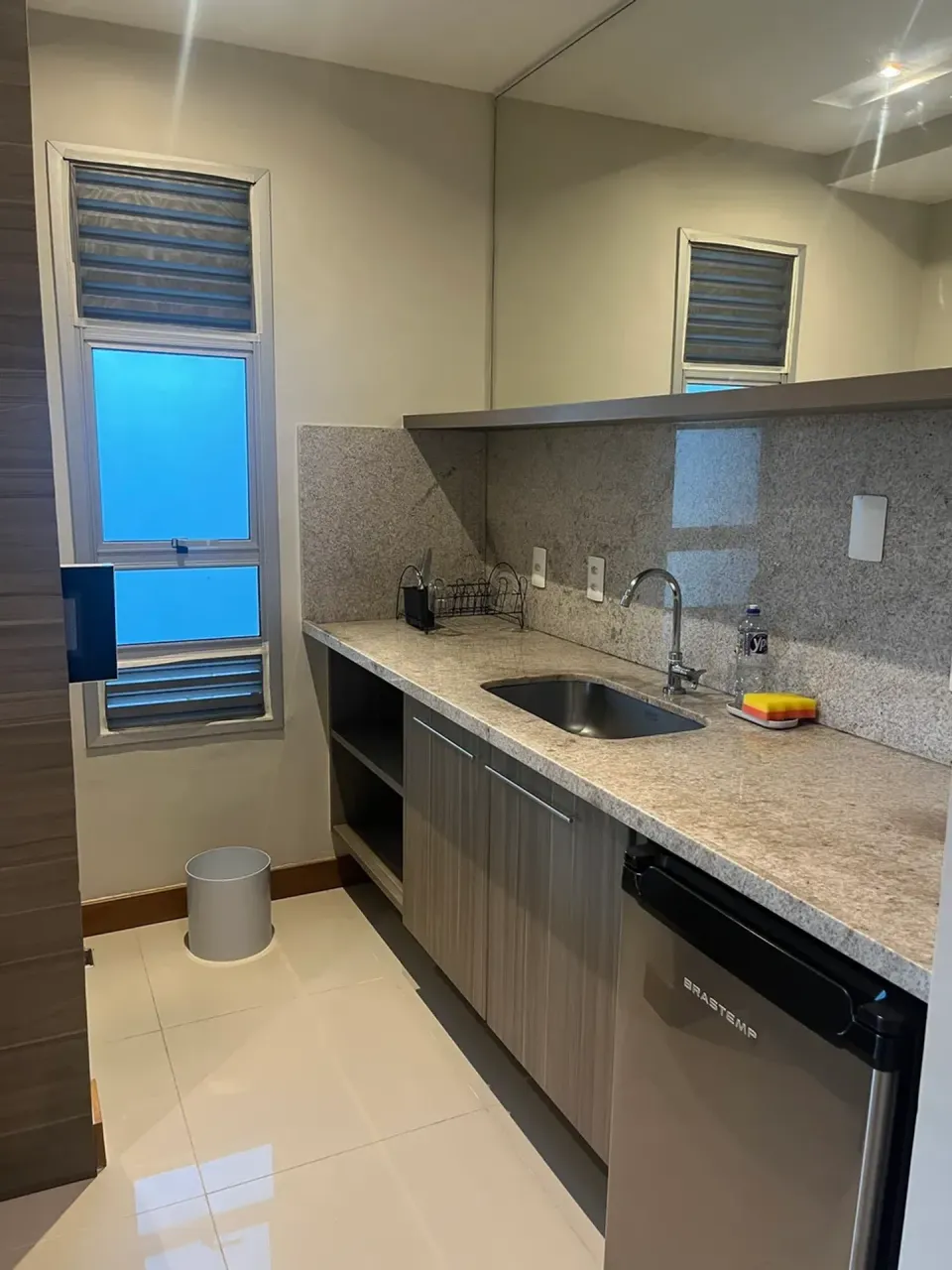Furnished 1-bedroom apartment with open-plan kitchen — photo 2