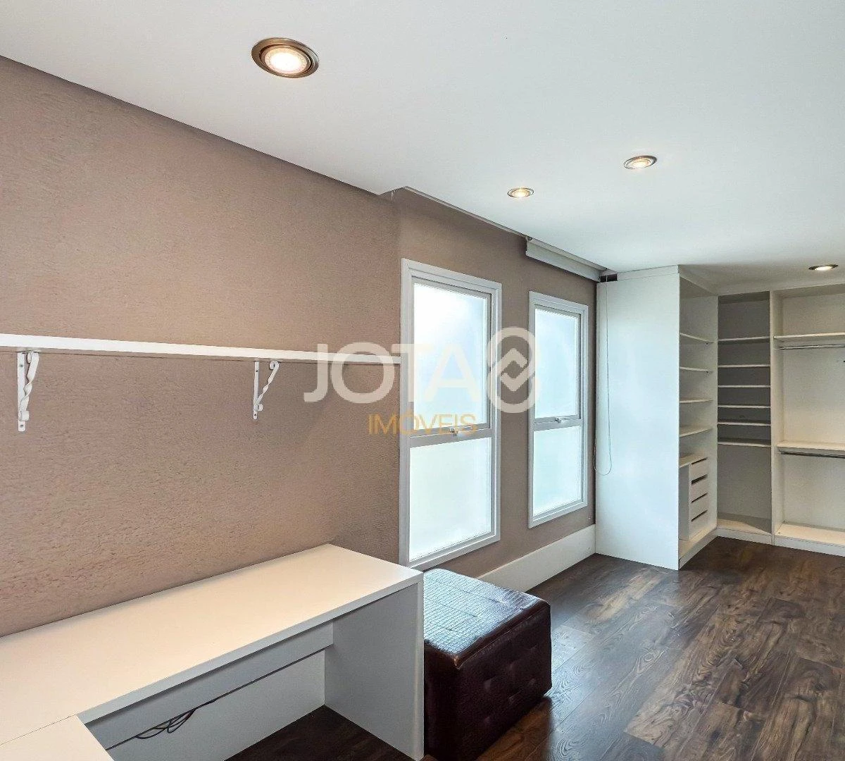 4-bedroom house with floor-to-ceiling windows — photo 28