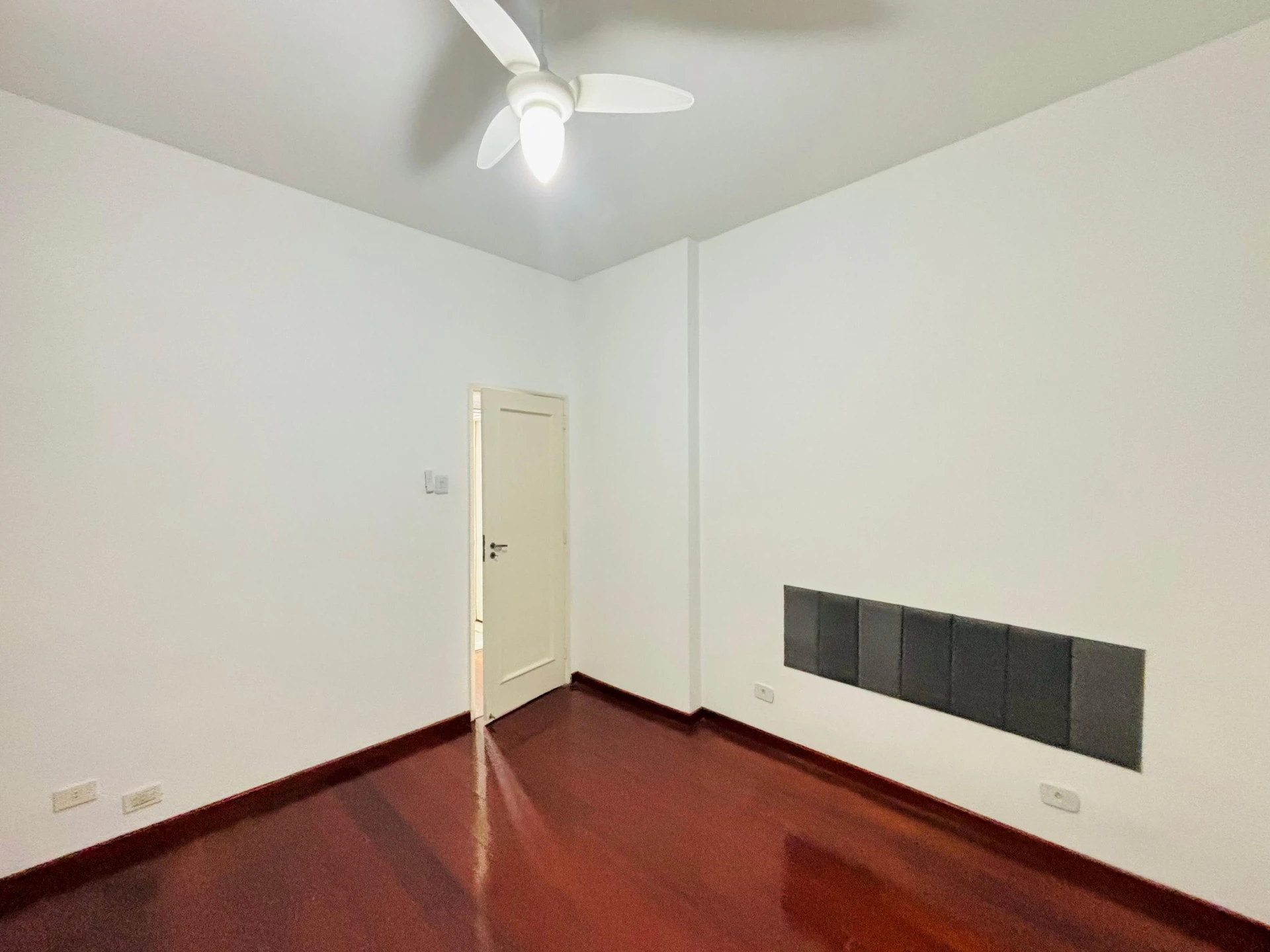 Wood or laminate floors in a 3-bedroom apartment, 110 m² — photo 5