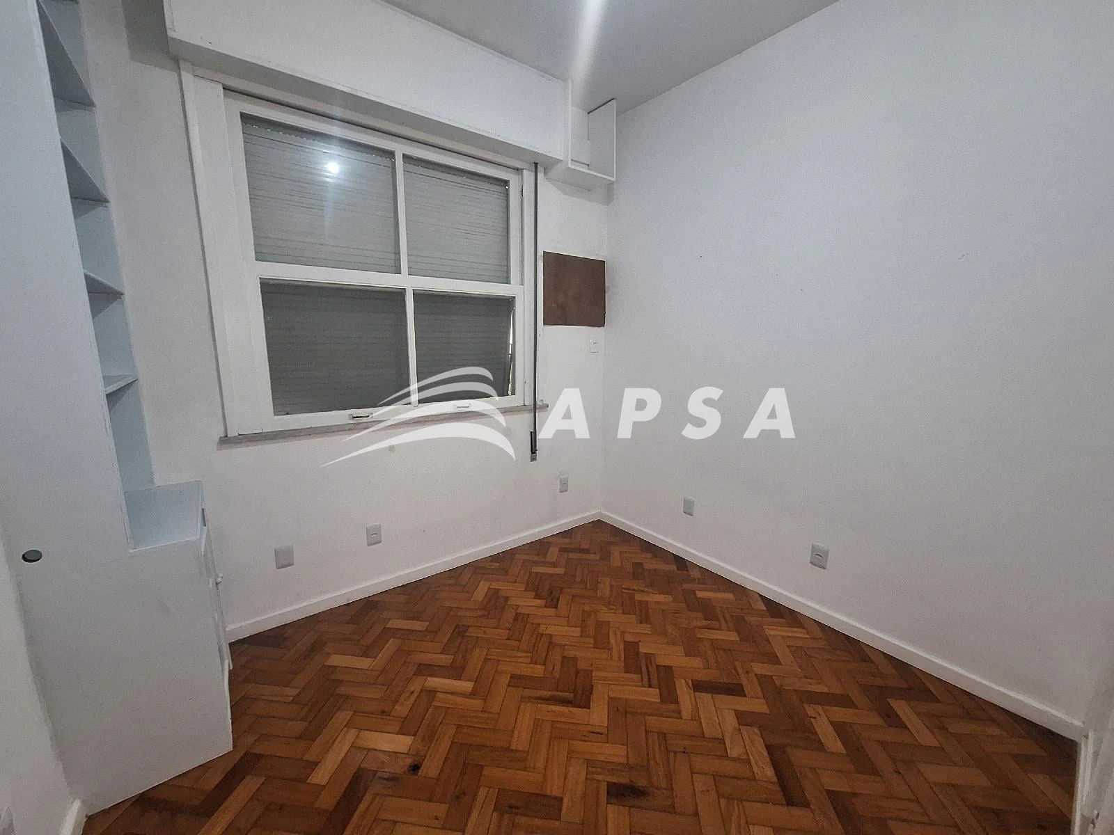 Wood or laminate floors in a 4-bedroom apartment, 120 m² — photo 11