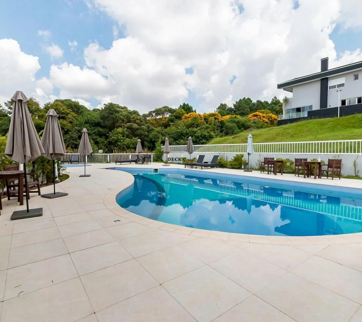 Furnished 356 m² house with 3 bedrooms and open-plan kitchen — photo 8