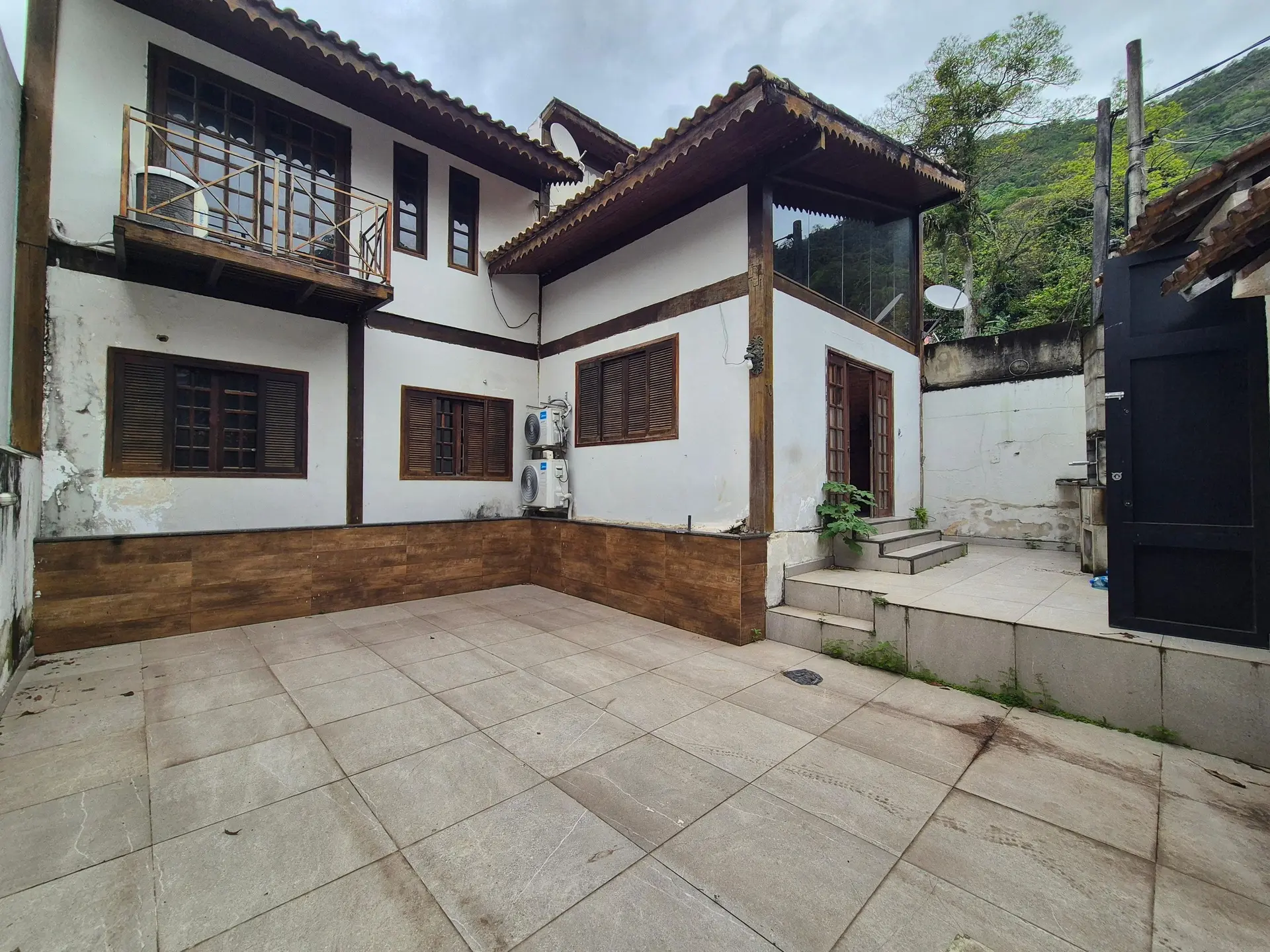 Balcony with a grill in a 3-bedroom house, 150 m² — photo 42