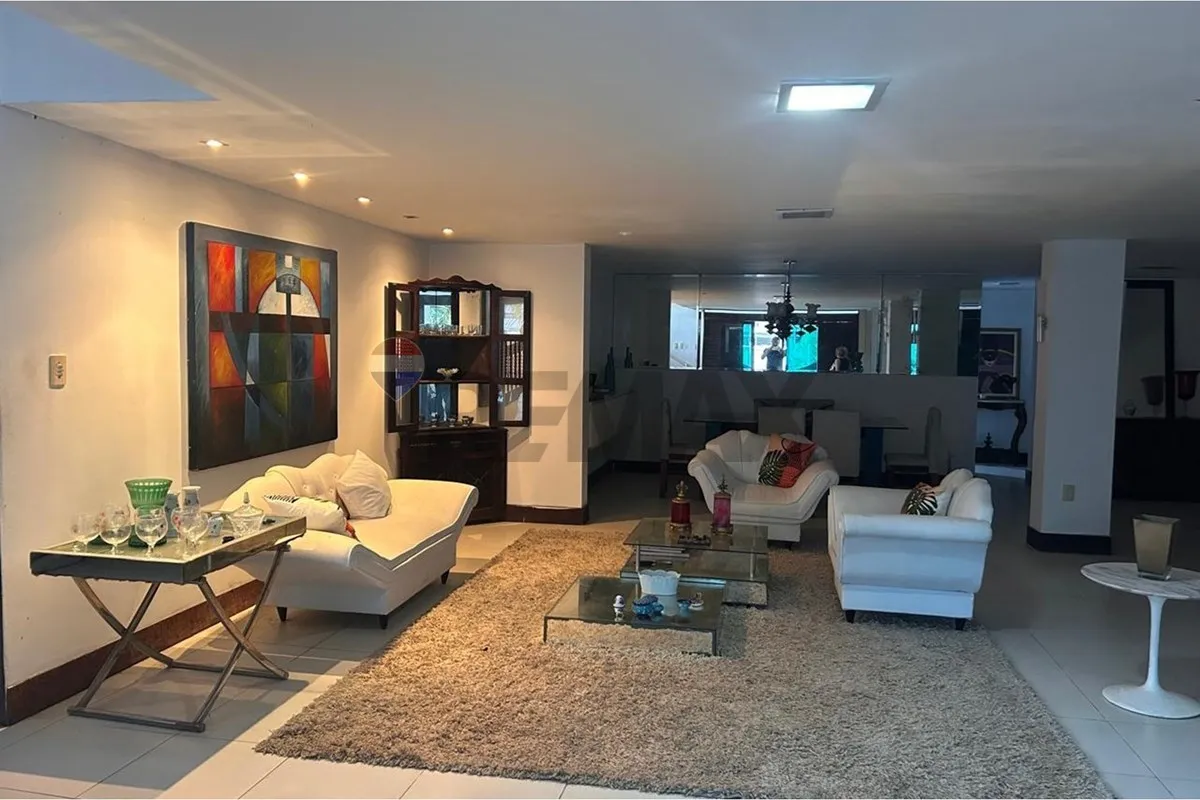 House on the 1st floor with 4 en-suite bedrooms