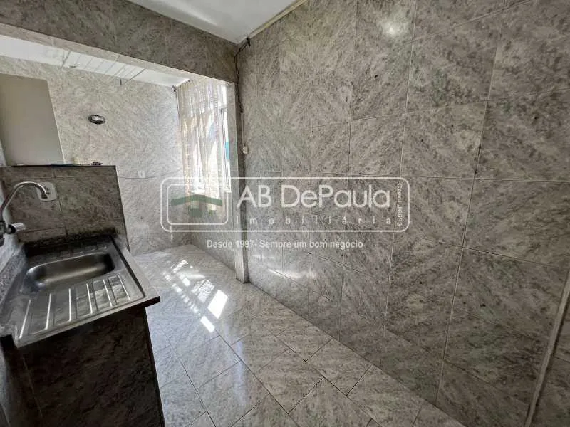 Apartamento de 2 quartos com piso de madeira ou laminado