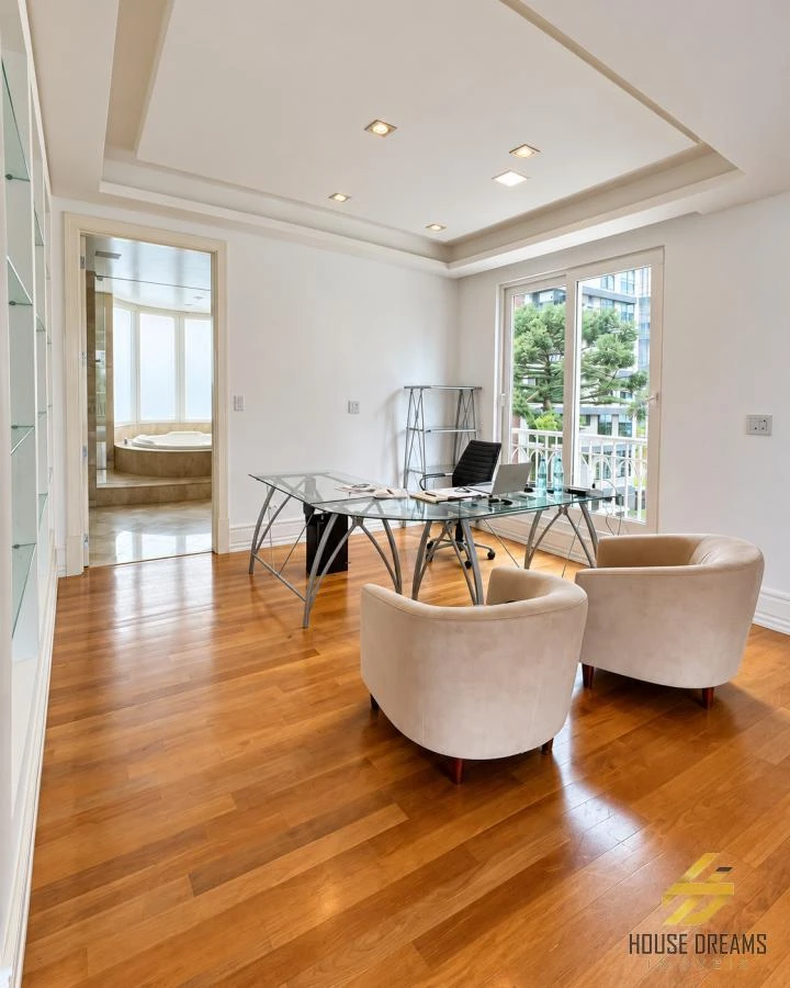 344 m² apartment with a walk-in closet and a bathtub — photo 5
