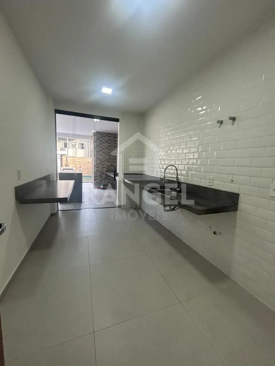 House with 3 bedrooms and 5 bathrooms, open-plan kitchen — photo 8