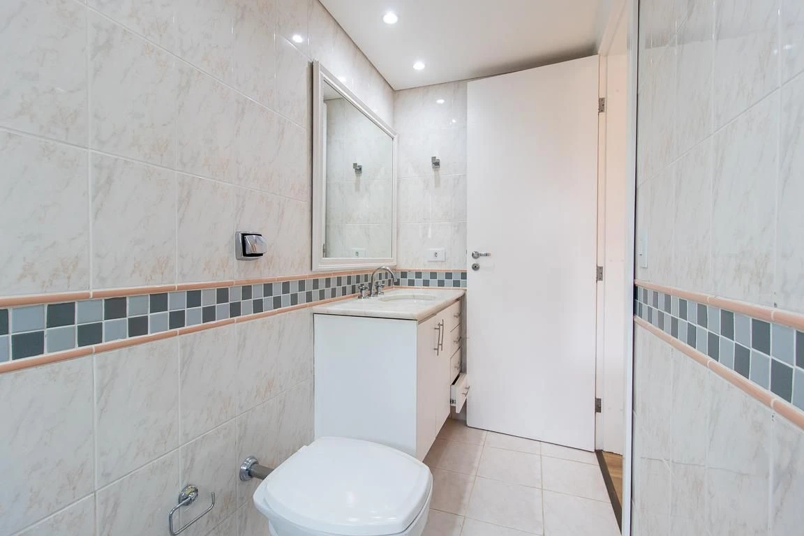 3-bedroom apartment with a bathtub in Curitiba — photo 60