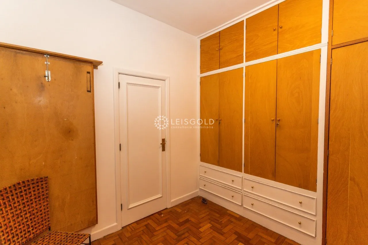 Home office in a 4-bedroom apartment, 220 m² — photo 37