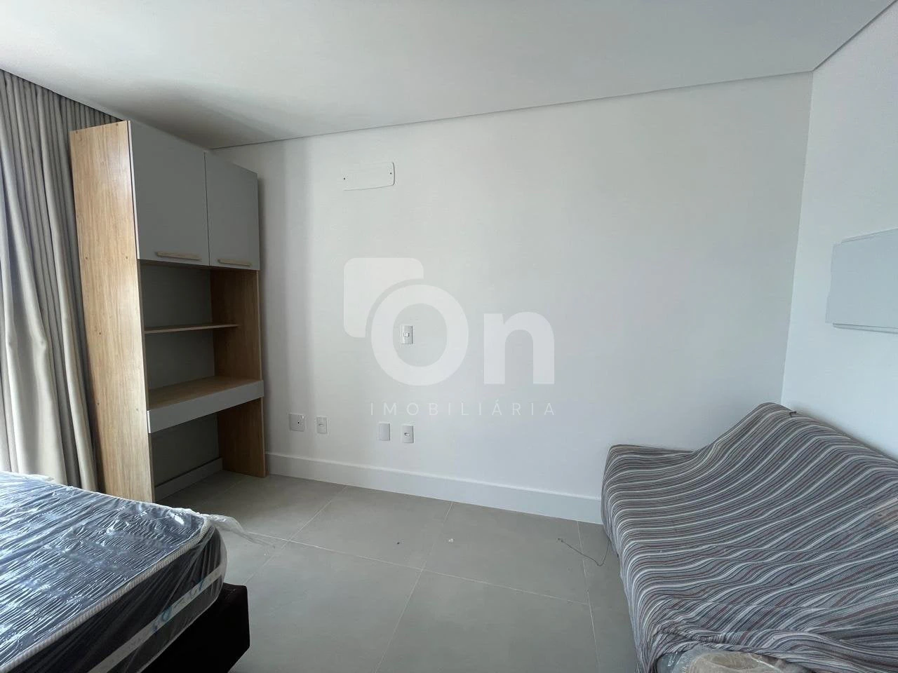 One-bedroom apartment with floor-to-ceiling windows — photo 5