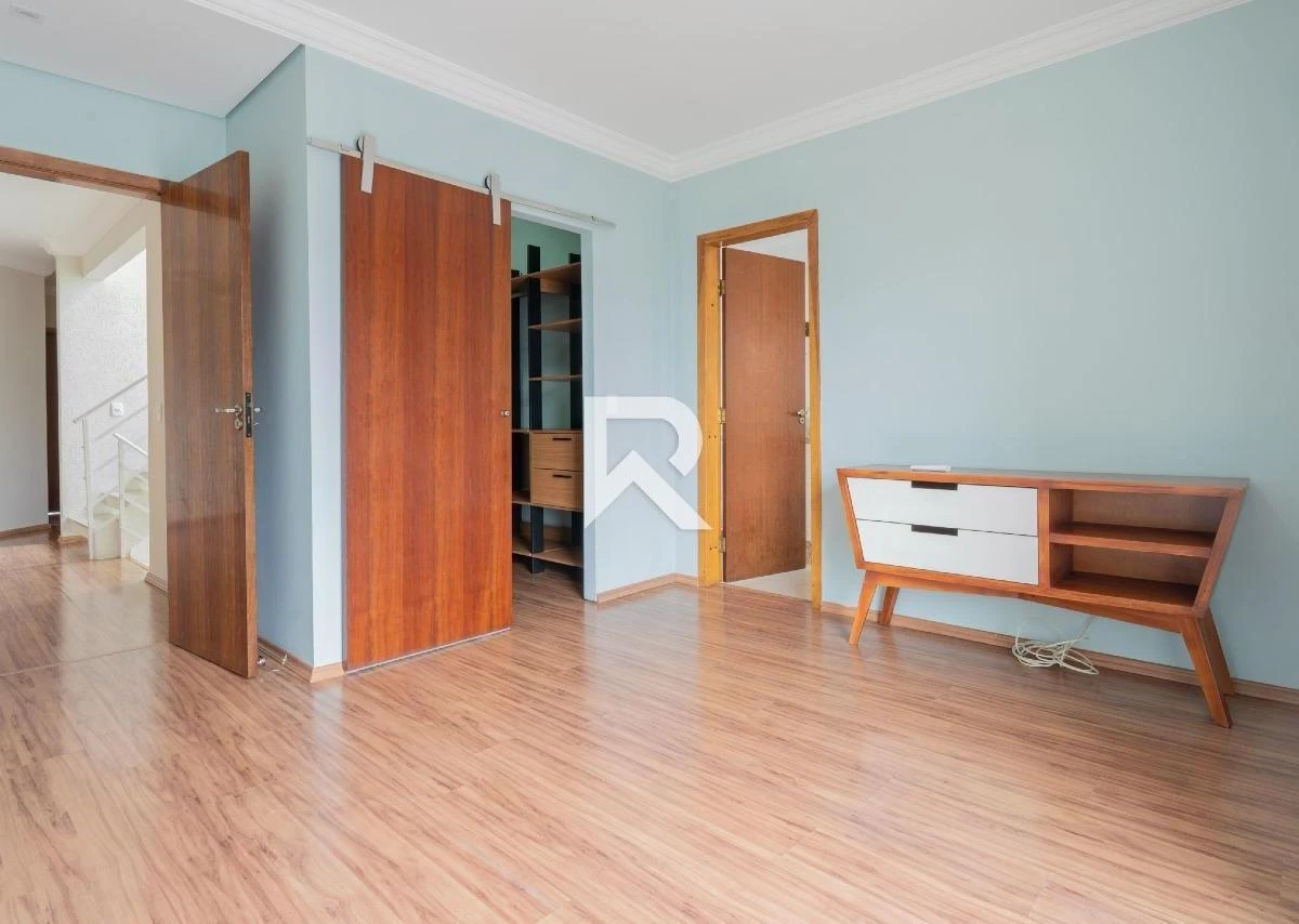 250 m² house with a walk-in closet and a bathtub — photo 14