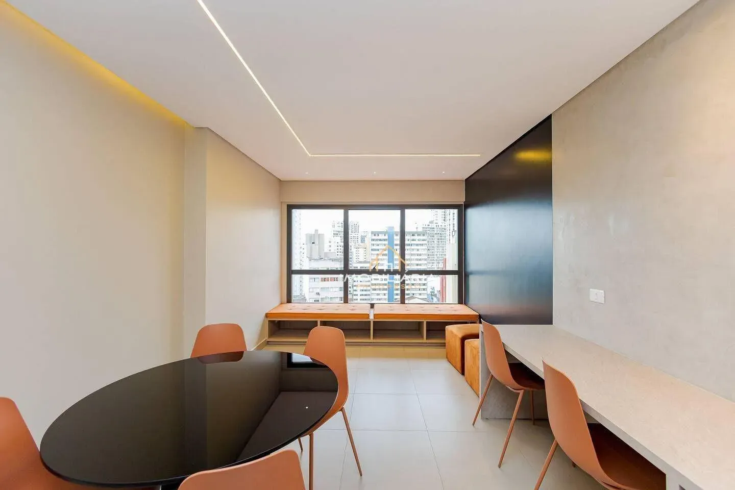 One-bedroom apartment in a building with a coworking space — photo 30