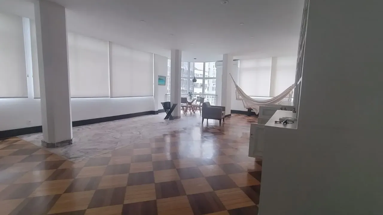 3-bedroom apartment with a closed kitchen and electric stove