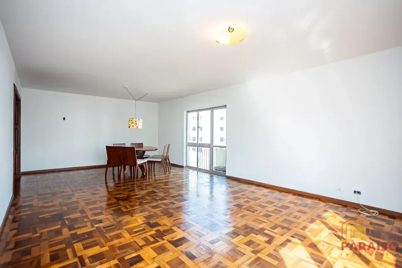 202 m² apartment with 3 bedrooms and a balcony — photo 2