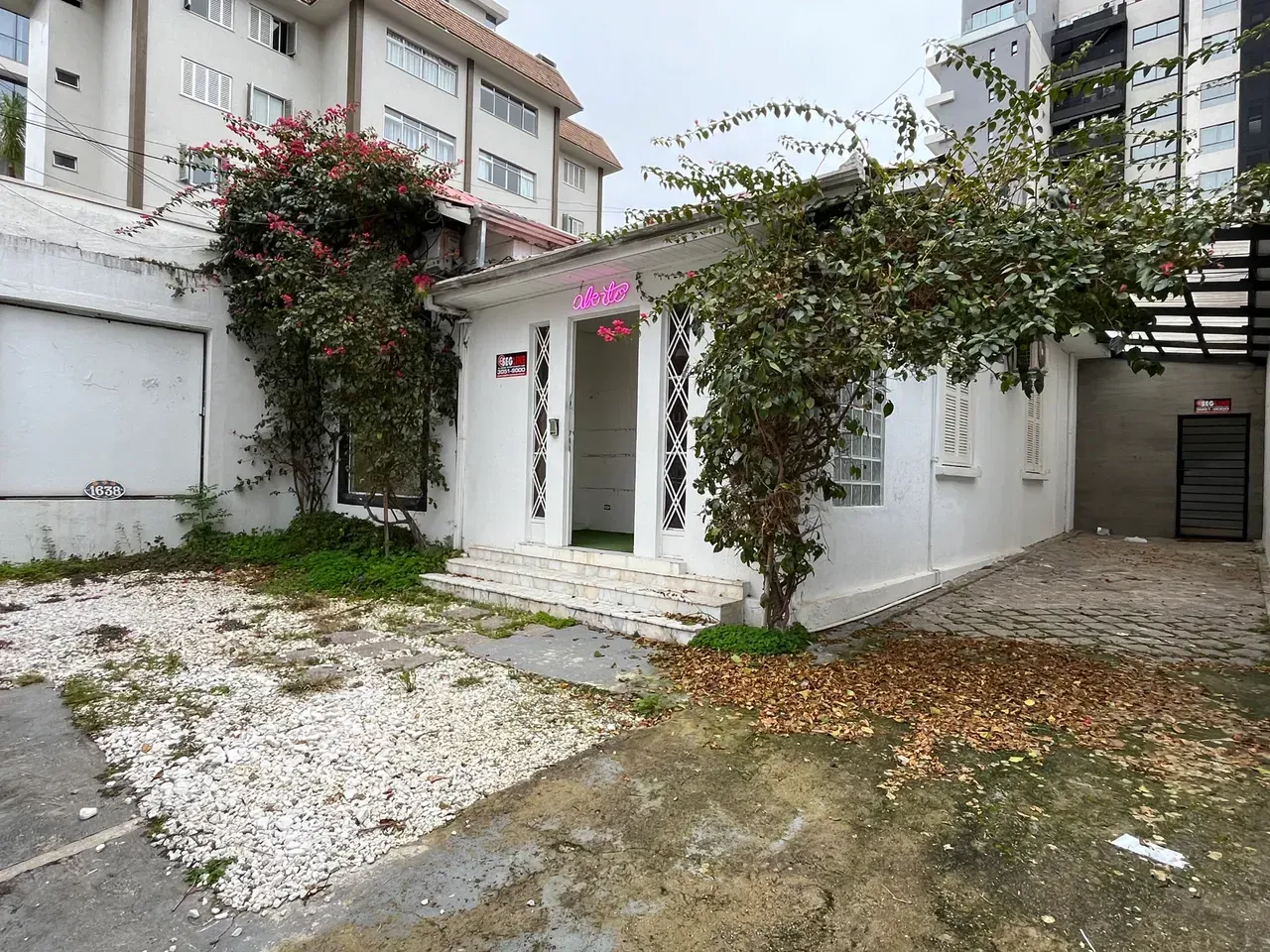 Unfurnished commercial house with 5 bedrooms and 2 baths — photo 10