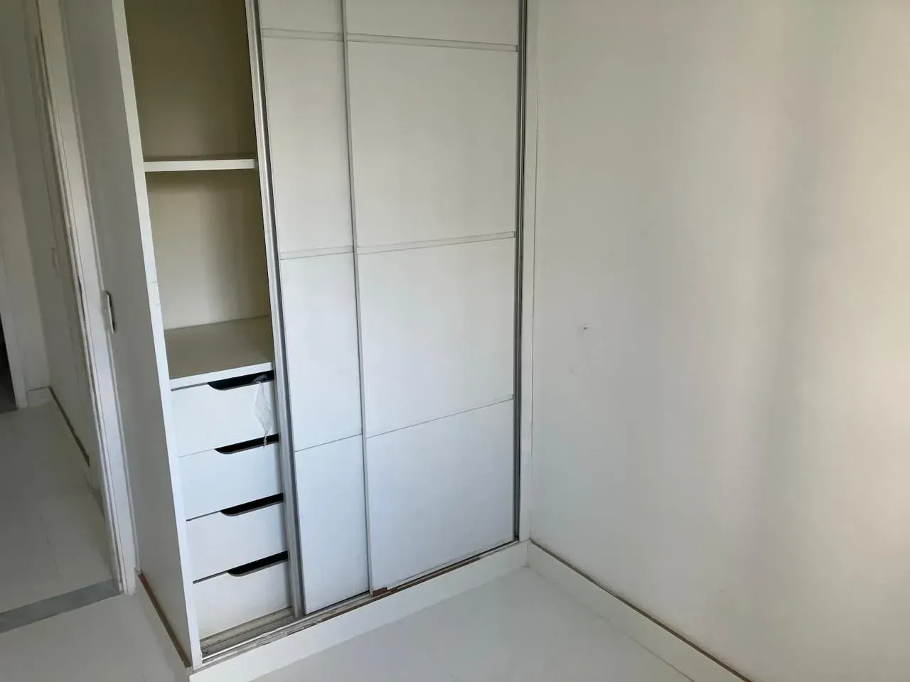 Apartamento com 2 quartos e cozinha separada com fogão — photo 10