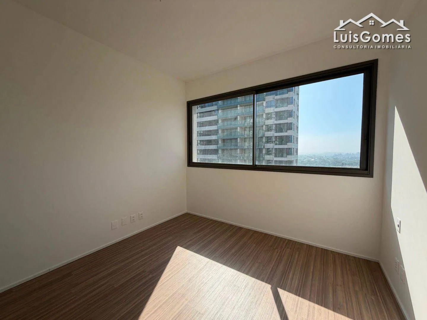 Apartment with 4 suites and a balcony view — photo 23