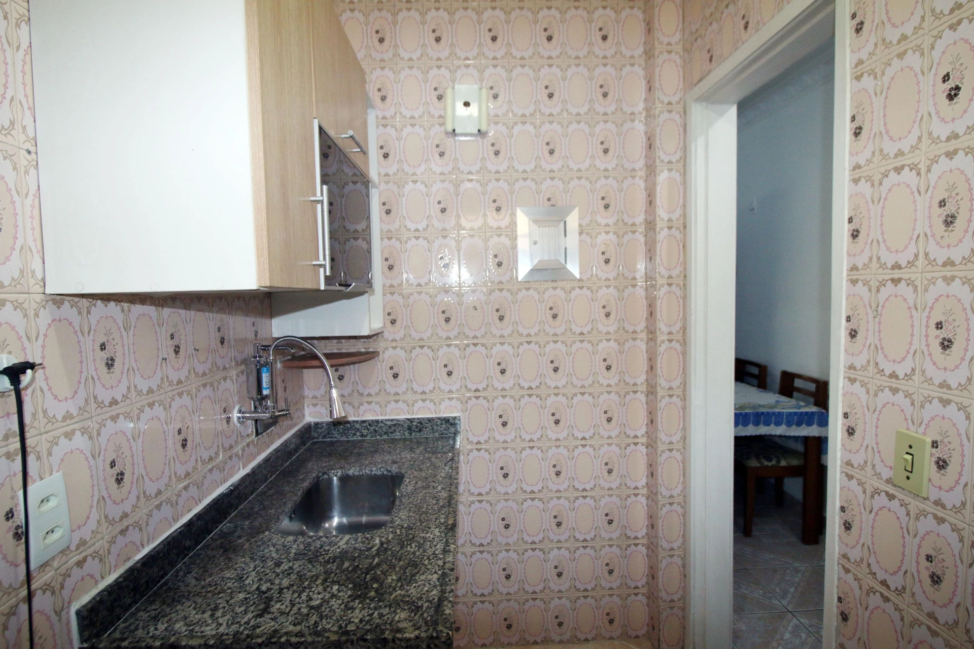 Furnished 2-bedroom apartment with 1 bathroom and glass shower — photo 12