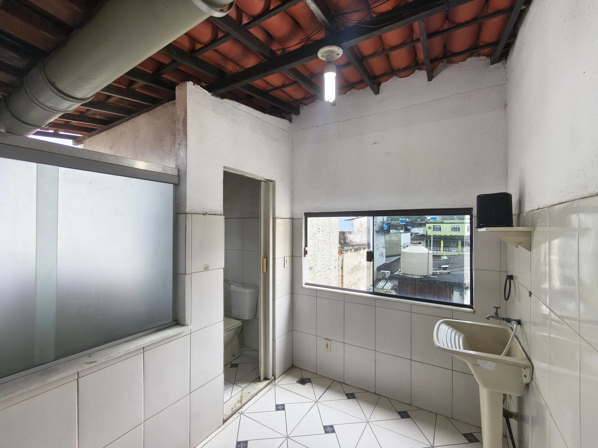 2-bedroom house with floor-to-ceiling windows — photo 10