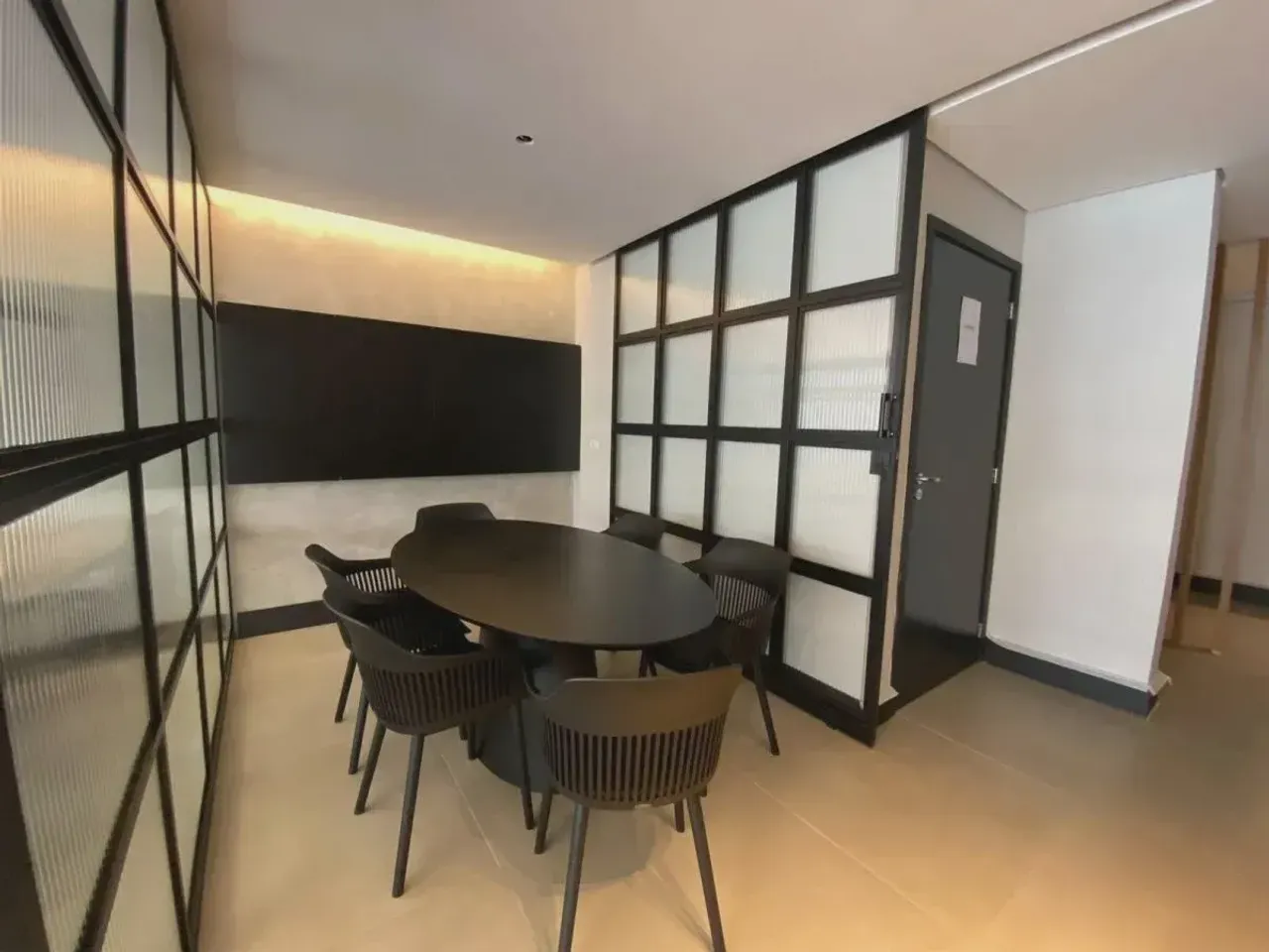 Furnished 1-bedroom apartment with open-plan kitchen — photo 11