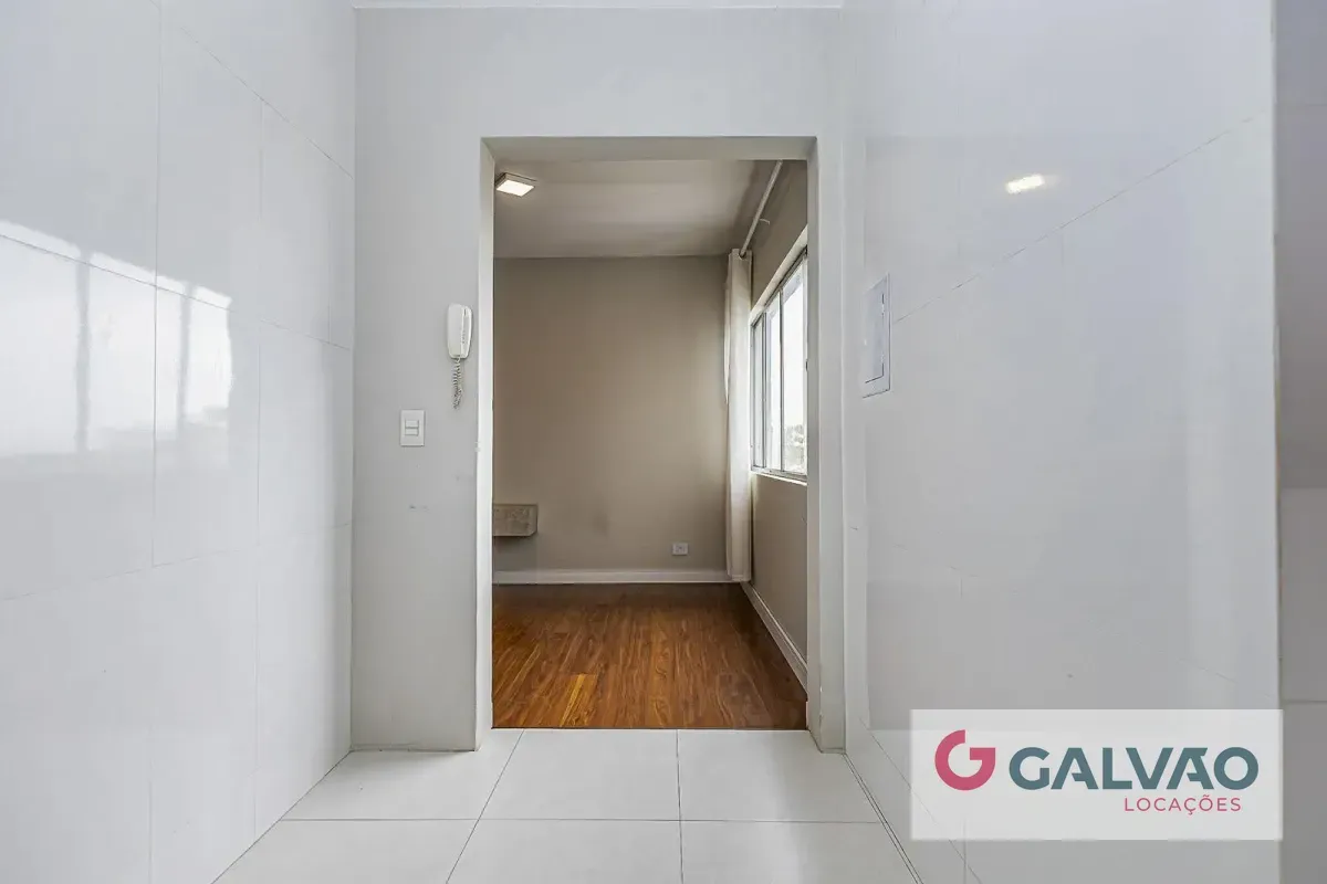 Wood or laminate floors in a one-bedroom apartment, 47 m² — photo 5