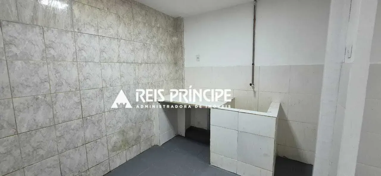 Unfurnished 200 m² house with 5 bedrooms and a balcony — photo 7