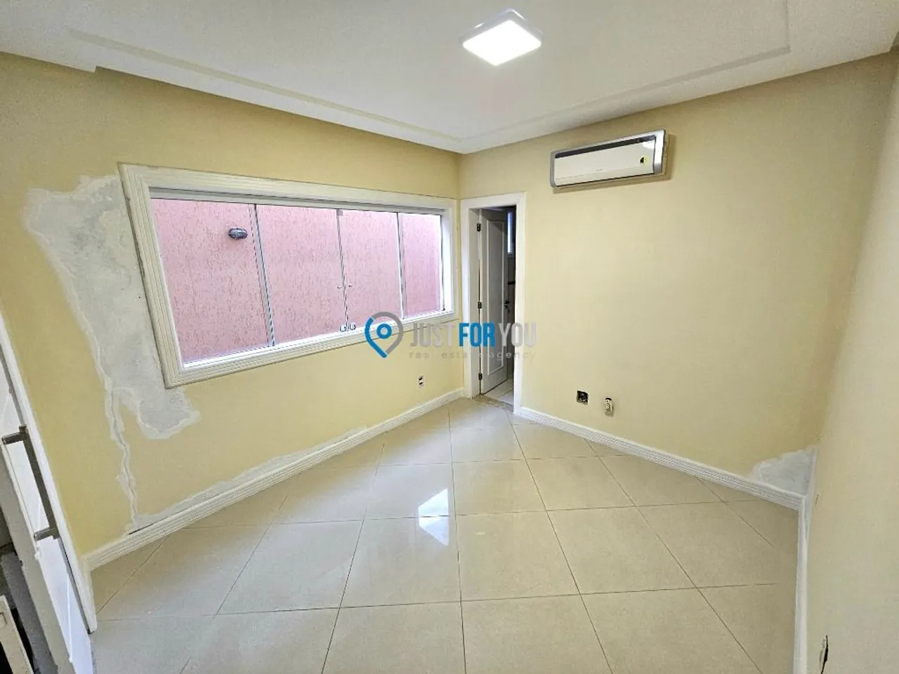 House with 5 bedrooms, 300 m² and a closed gas kitchen — photo 15