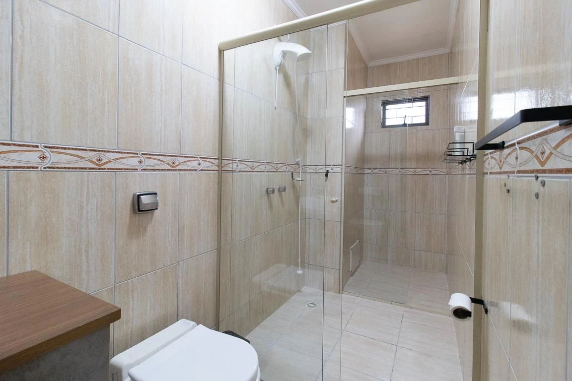 3-bedroom house with a bathtub in Curitiba — photo 29