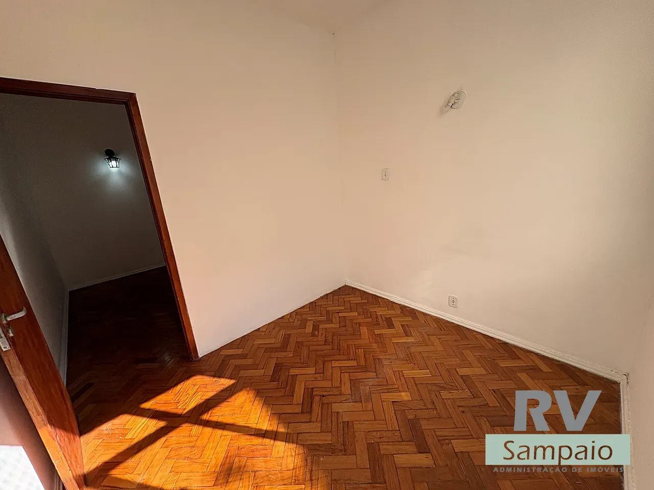 Wood or laminate floors in a one-bedroom apartment, 31 m² — photo 12