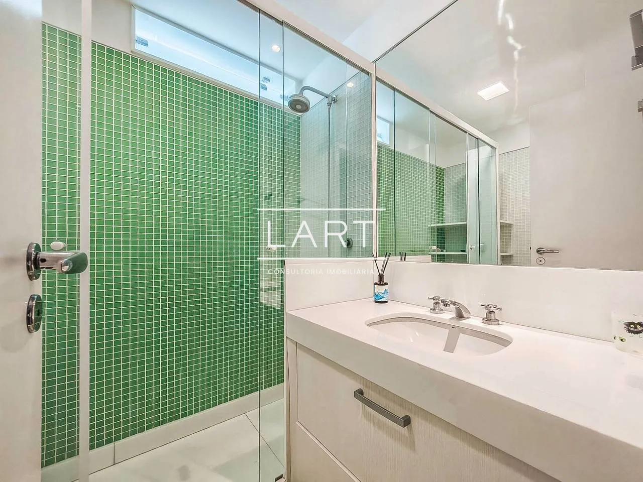 Furnished 3-bedroom apartment with 4 bathrooms and 240 m² — photo 23