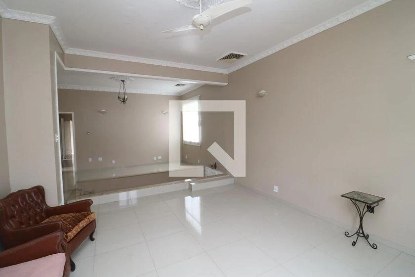 Home office in a 10-bedroom house, 747 m² — photo 23