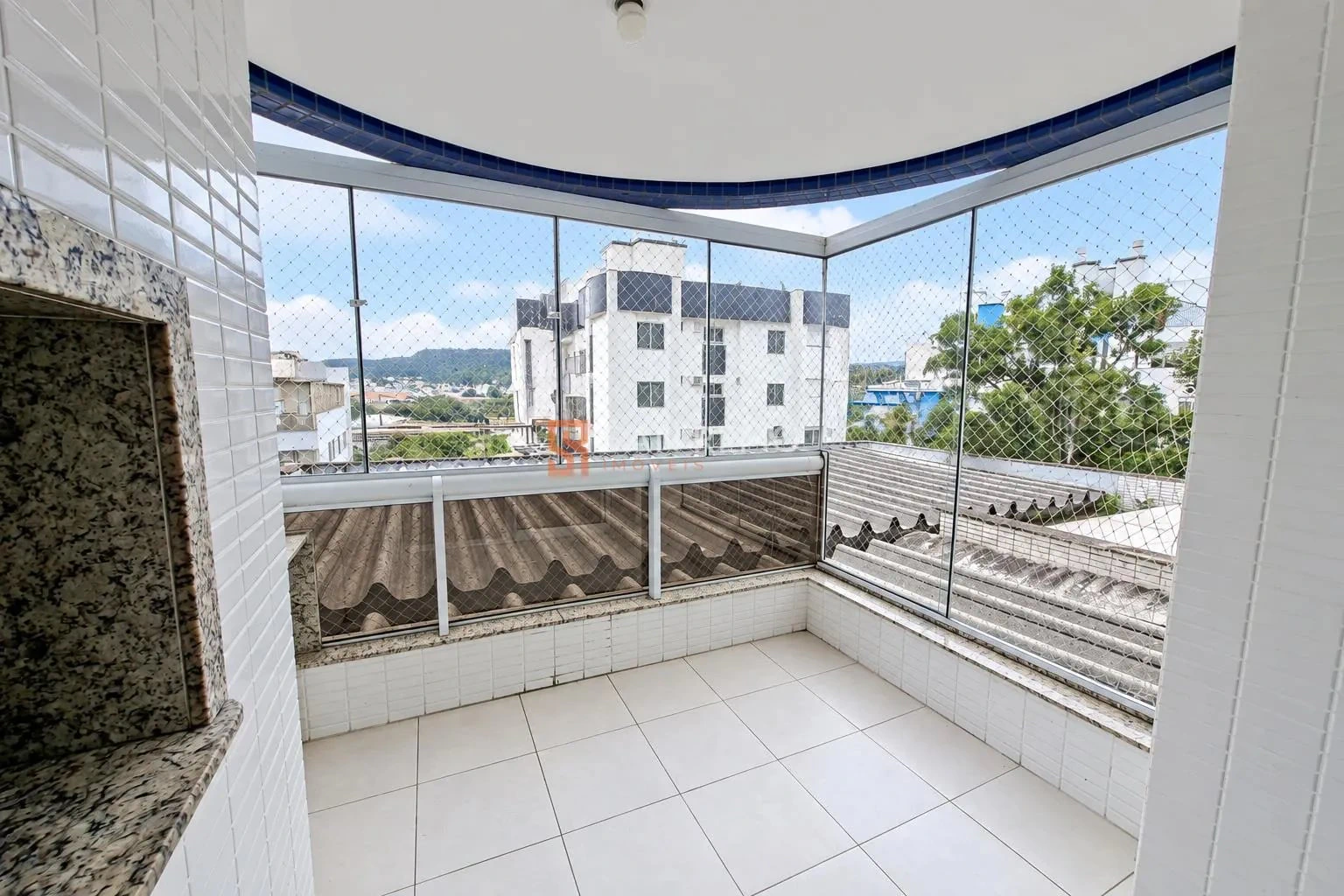 Balcony with a grill in a 3-bedroom apartment, 87 m² — photo 11