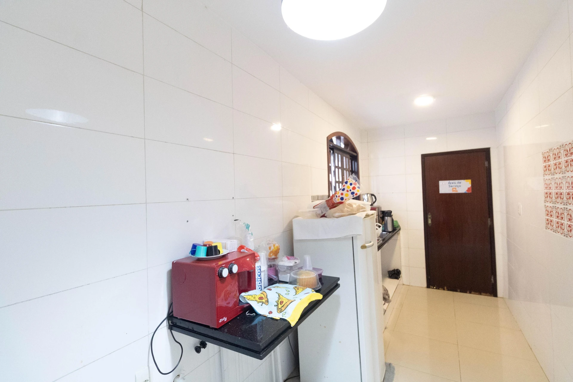 House with 3 bedrooms and a separate kitchen with gas stove — photo 2