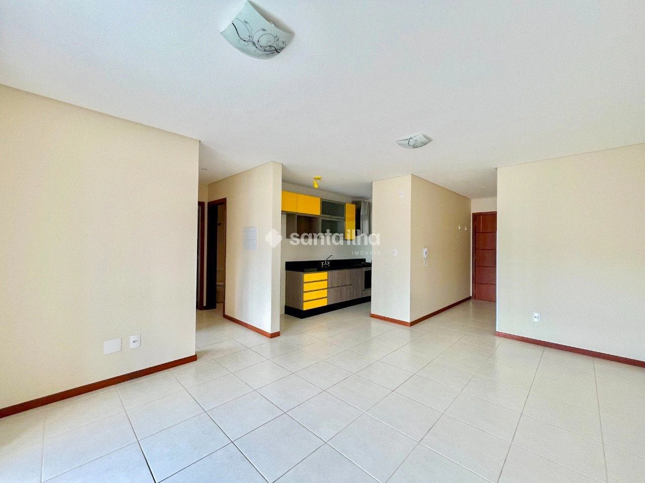 Balcony with a grill in a 2-bedroom apartment, 73 m² — photo 3