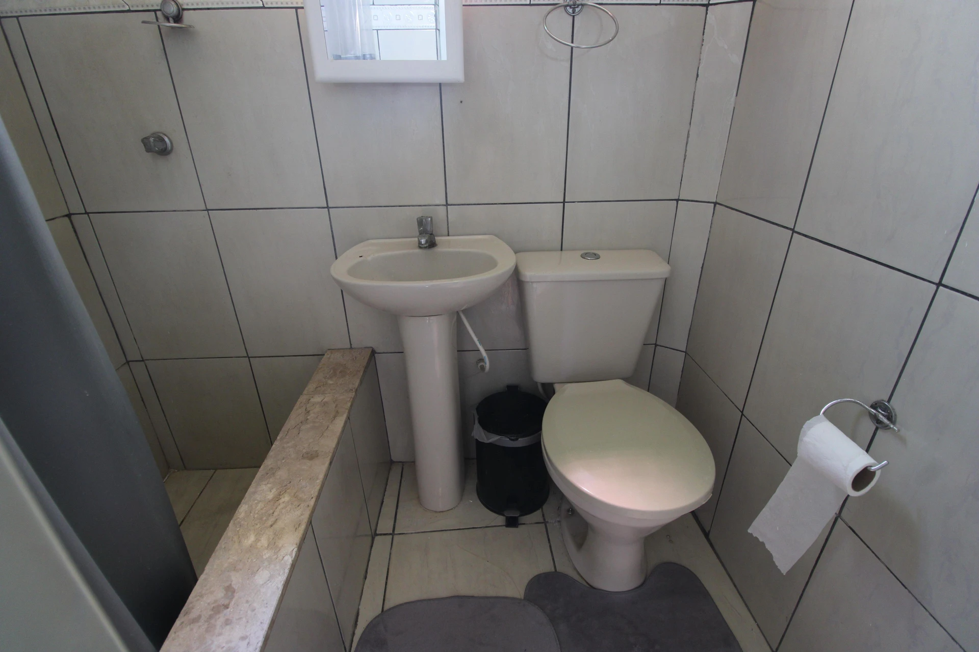 Furnished studio with kitchenette and en-suite — photo 16