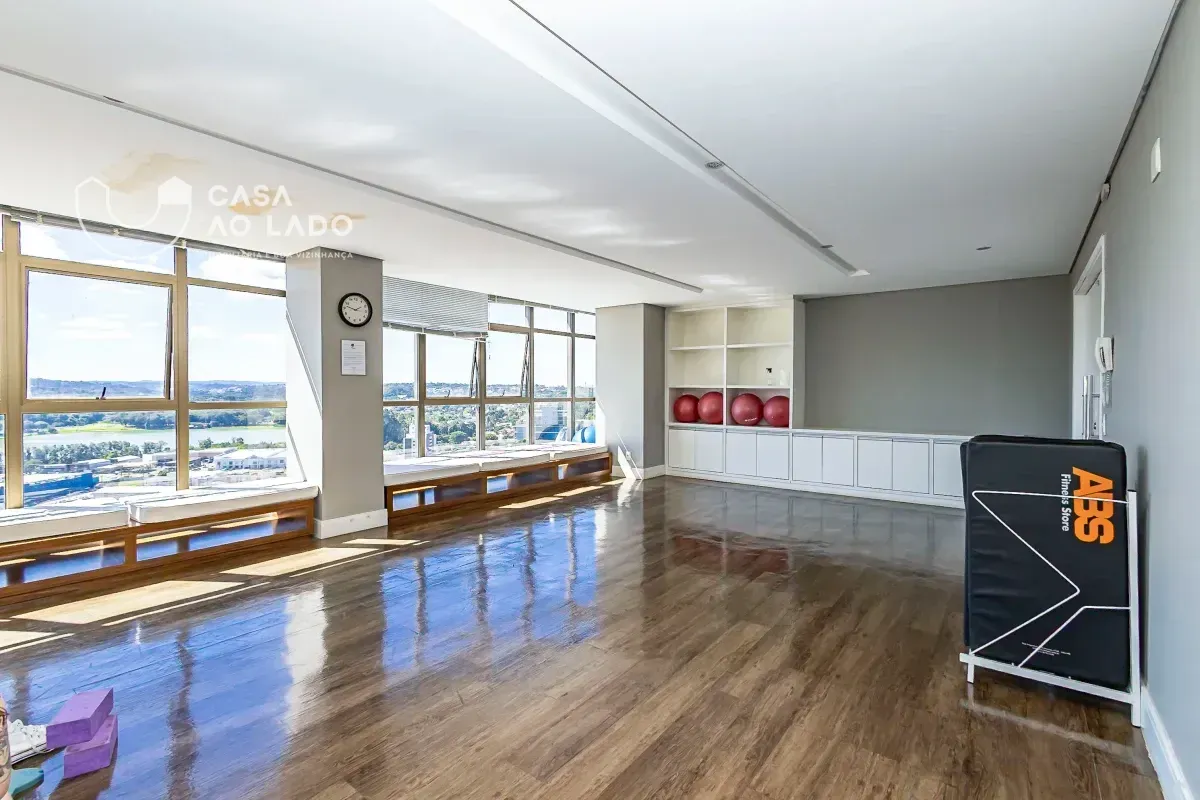 Wood or laminate floors in a one-bedroom apartment, 42 m² — photo 24