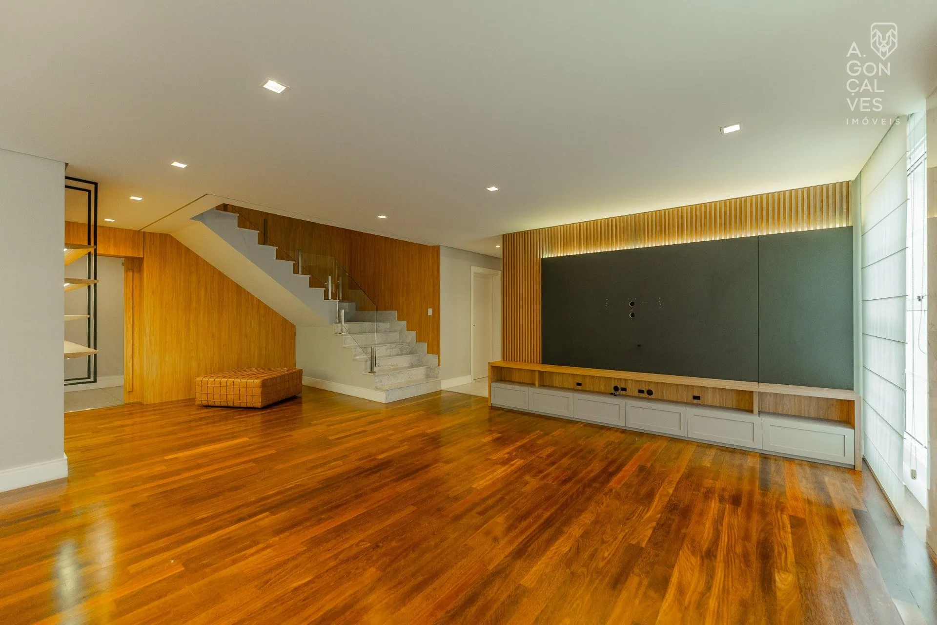 House with 4 bedrooms and 5 bathrooms, 5 parking spots — photo 8