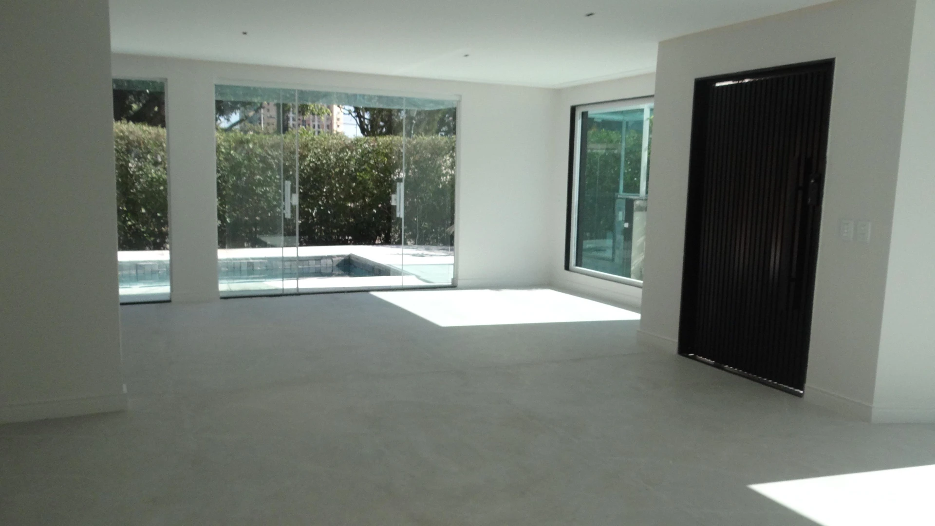 Casa de 384 m² com janelas do piso ao teto e varanda gourmet — photo 91
