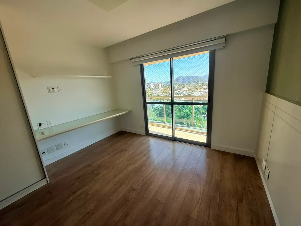 4-bedroom apartment with 5 bathrooms and open-plan gas kitchen — photo 25