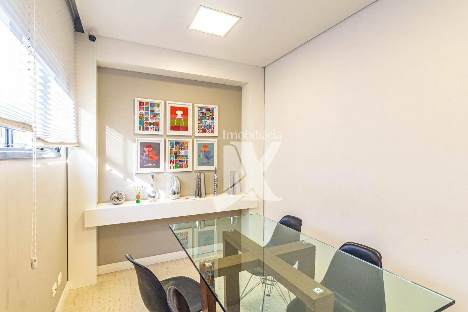 Furnished 2-bedroom apartment with open-plan kitchen — photo 29