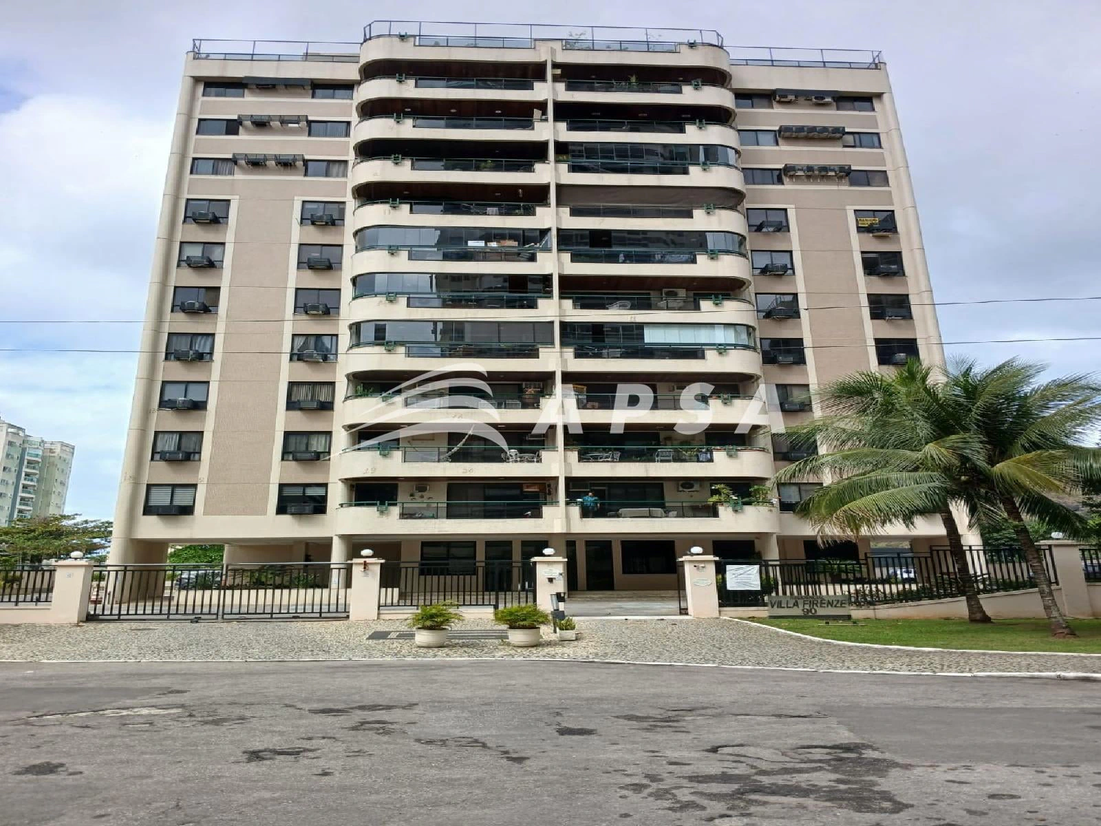 141 m² apartment with 4 bedrooms and enclosed balcony — photo 3