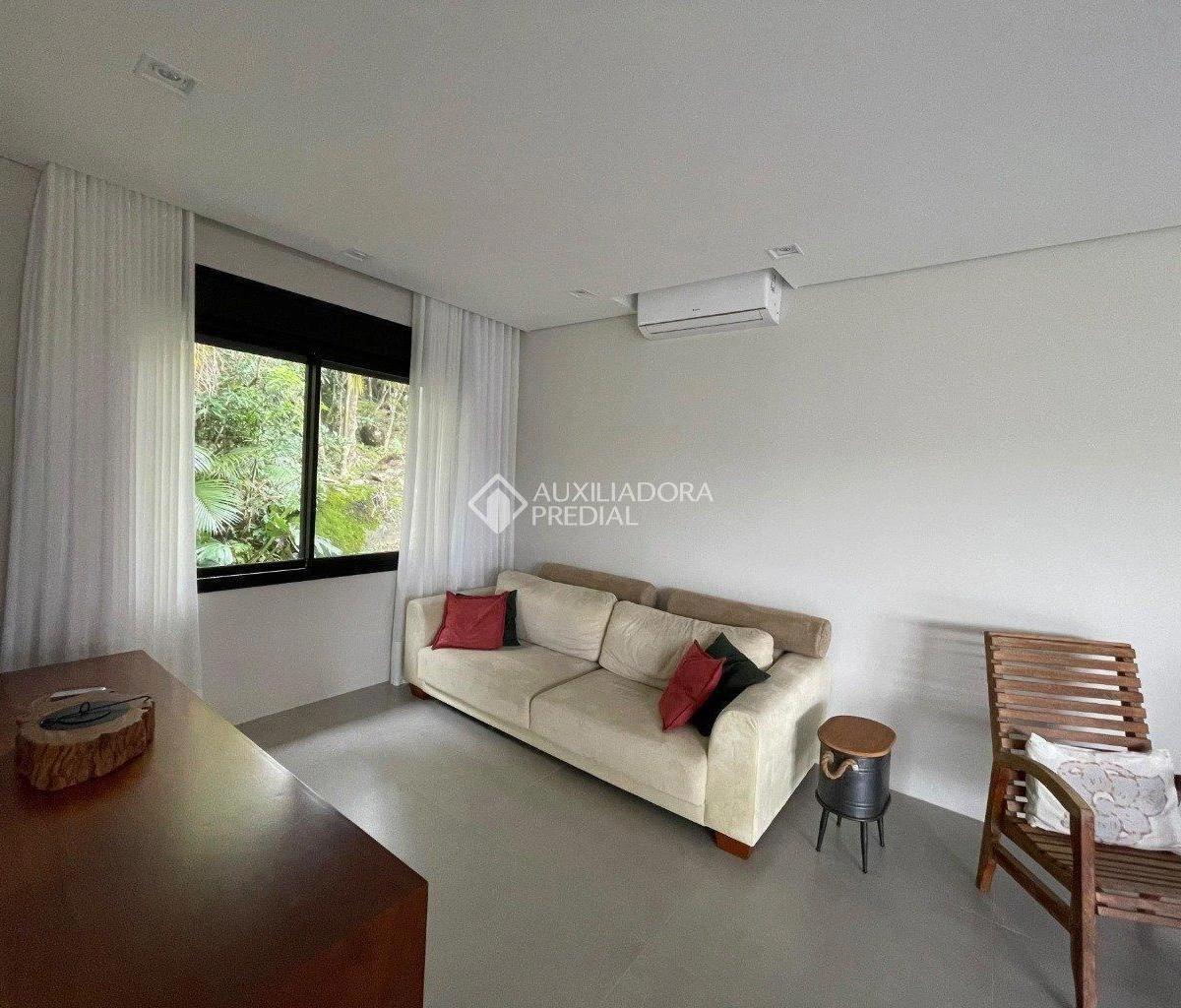Floor-to-ceiling windows in a one-bedroom house, 158 m² — photo 17