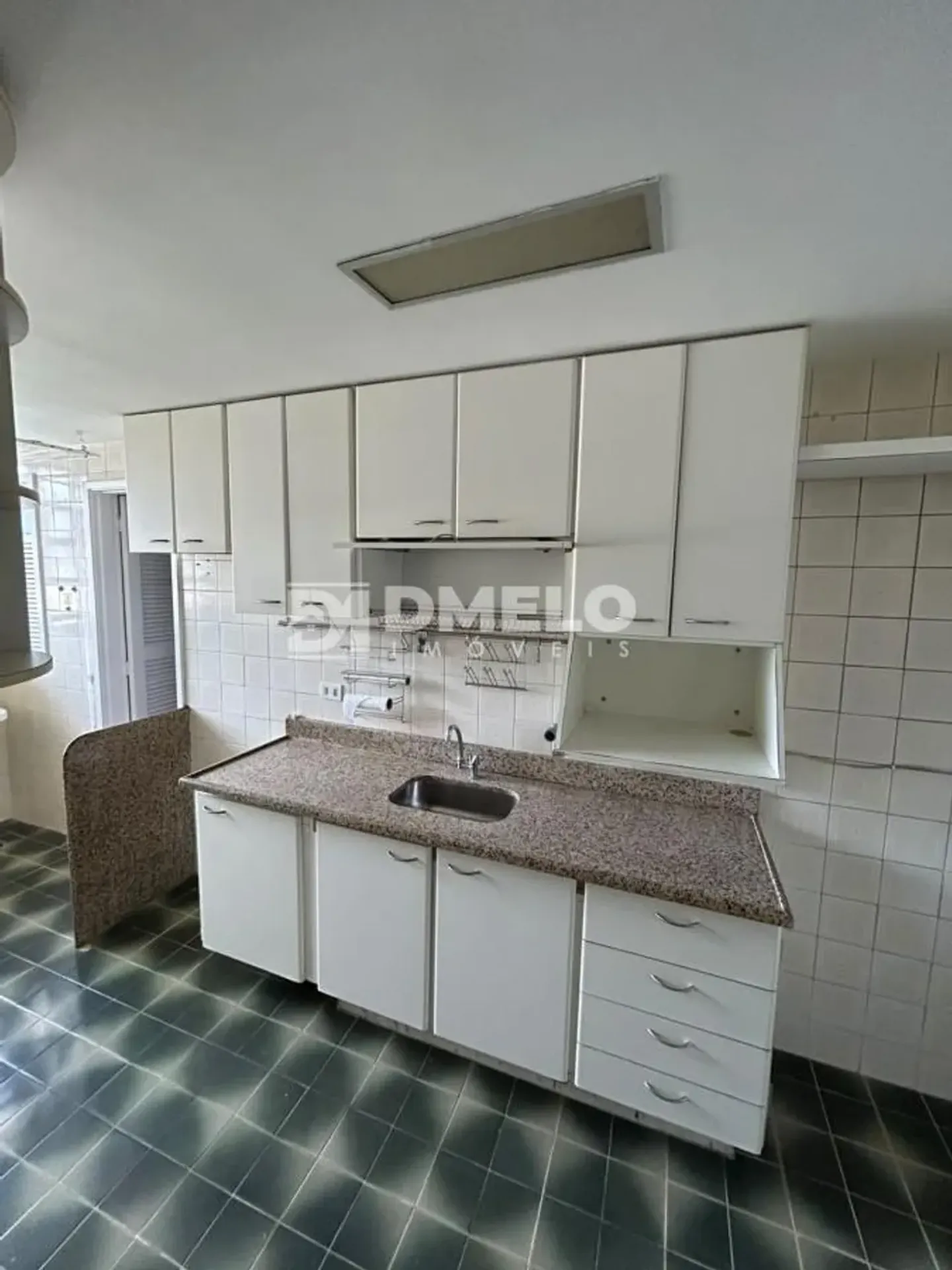 Apartment, 83 m², with wood or laminate floors — photo 32
